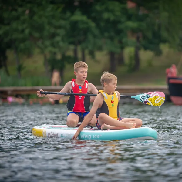 Zajęcia rekreacyjne na SUP-ach i kajakach